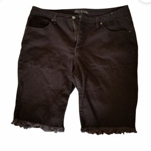 Bermuda shorts w frayed bottom edges